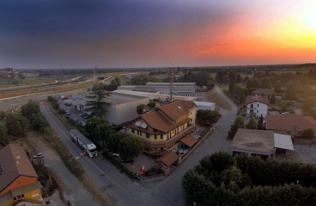 Hotel Malpensafiera Бернате-Тичино Экстерьер фото