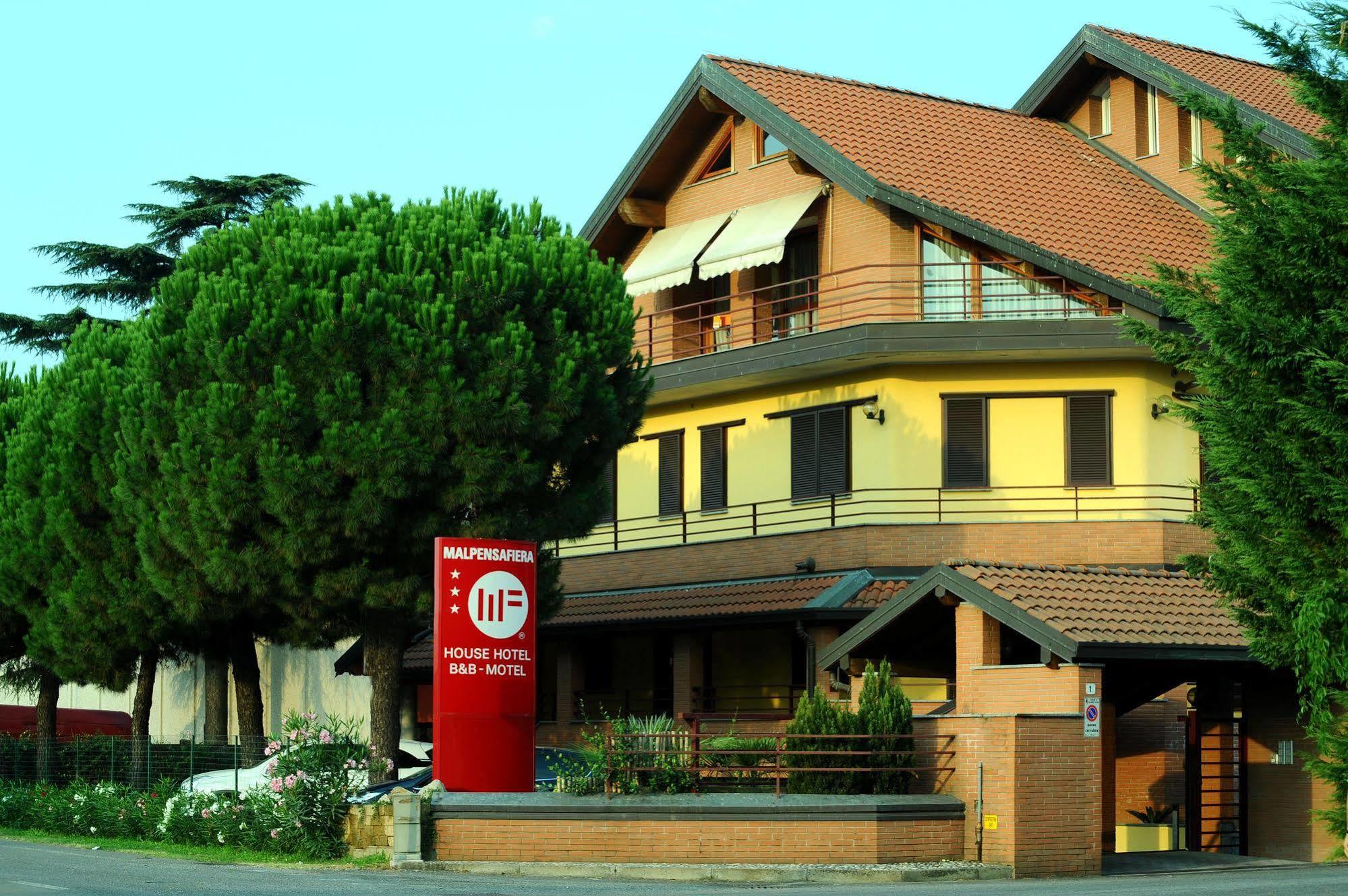 Hotel Malpensafiera Бернате-Тичино Экстерьер фото