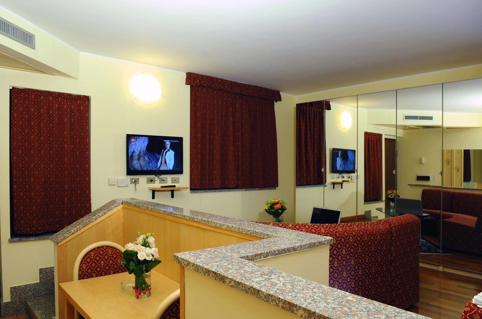 Hotel Malpensafiera Бернате-Тичино Экстерьер фото
